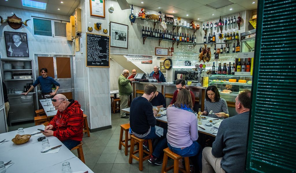 Referência: Business as Usual at Zé dos Cornos in Mouraria - Culinary Backstreets